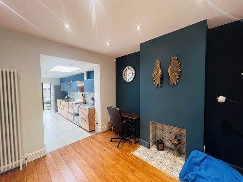 Westmeads wings. 5 minutes walk to the harbour and close to town and beach