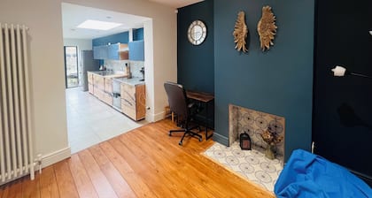 Westmeads wings. 5 minutes walk to the harbour and close to town and beach