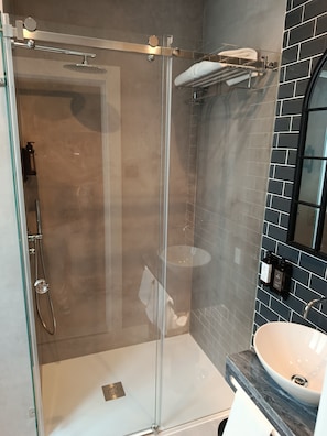 Classic Suite | Bathroom | Shower, hair dryer, towels, soap