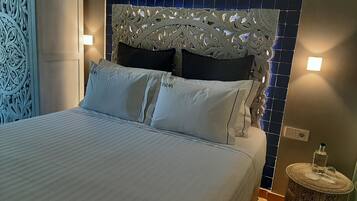 Svit Deluxe - balkong - utsikt mot staden | 1 sovrum, värdeförvaringsskåp på rummet och skrivbord