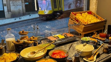 Desayuno buffet diario (EUR 15 por persona)