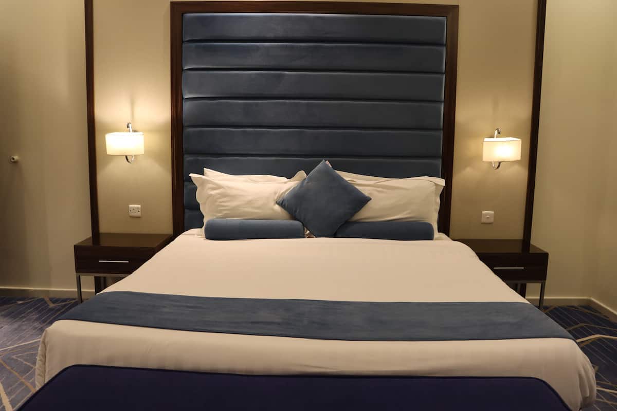 2 bedrooms, Egyptian cotton sheets, premium bedding, minibar