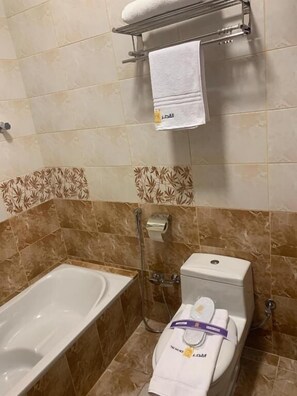 Family Apartment | Bathroom | Shower, free toiletries, hair dryer, towels - Al Qasr Hotel Suites 2 Al Diyafah (Khamis Mushait)