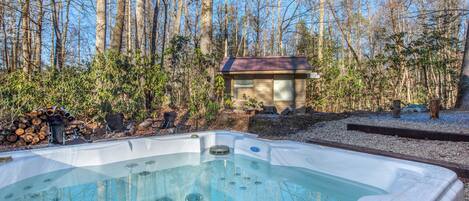 Outdoor spa tub