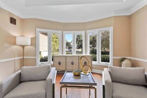 Smart-TV, bordtennis, bøker og kontorer