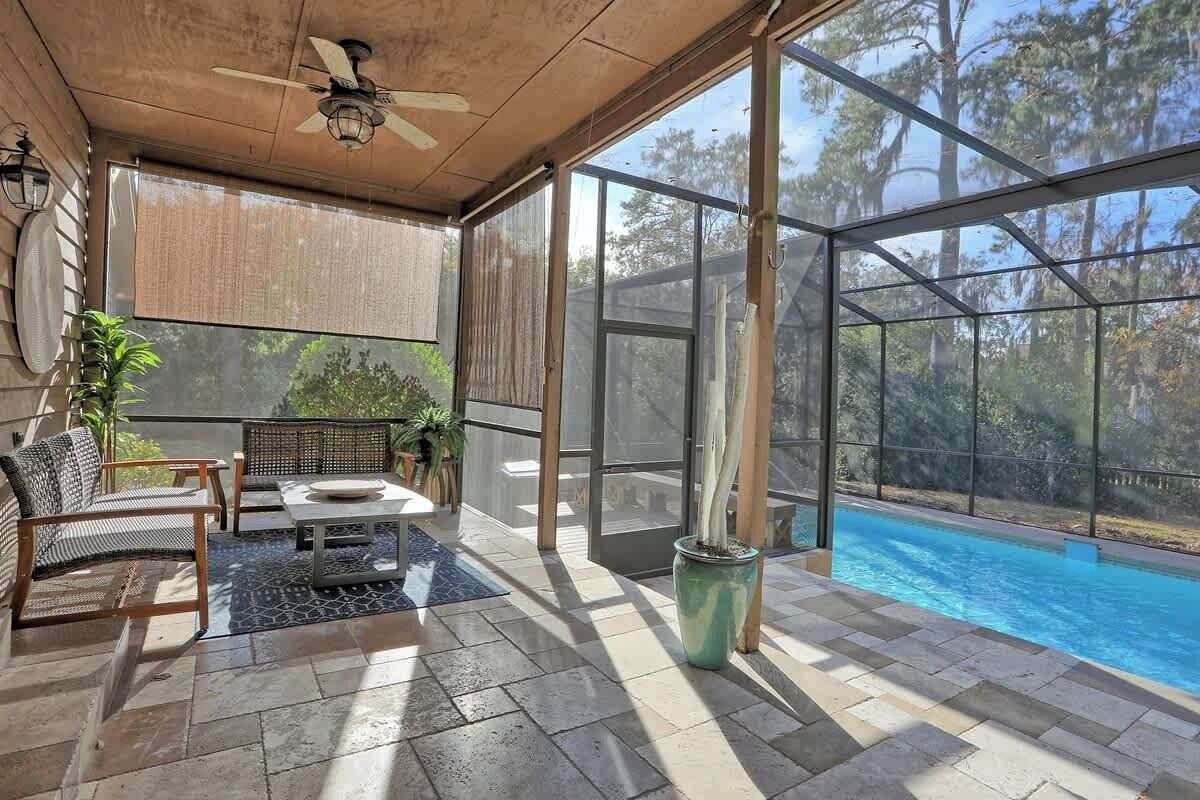 Una piscina al aire libre