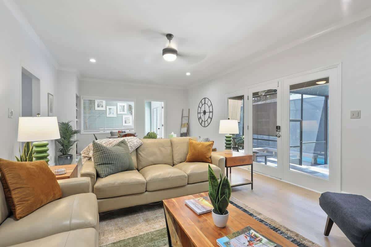 Smart-TV, Tischtennisplatte, Bücher, Arbeitsbereiche