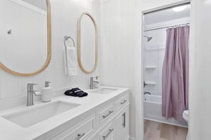 Douche, séchoir à cheveux, serviettes fournies, savon