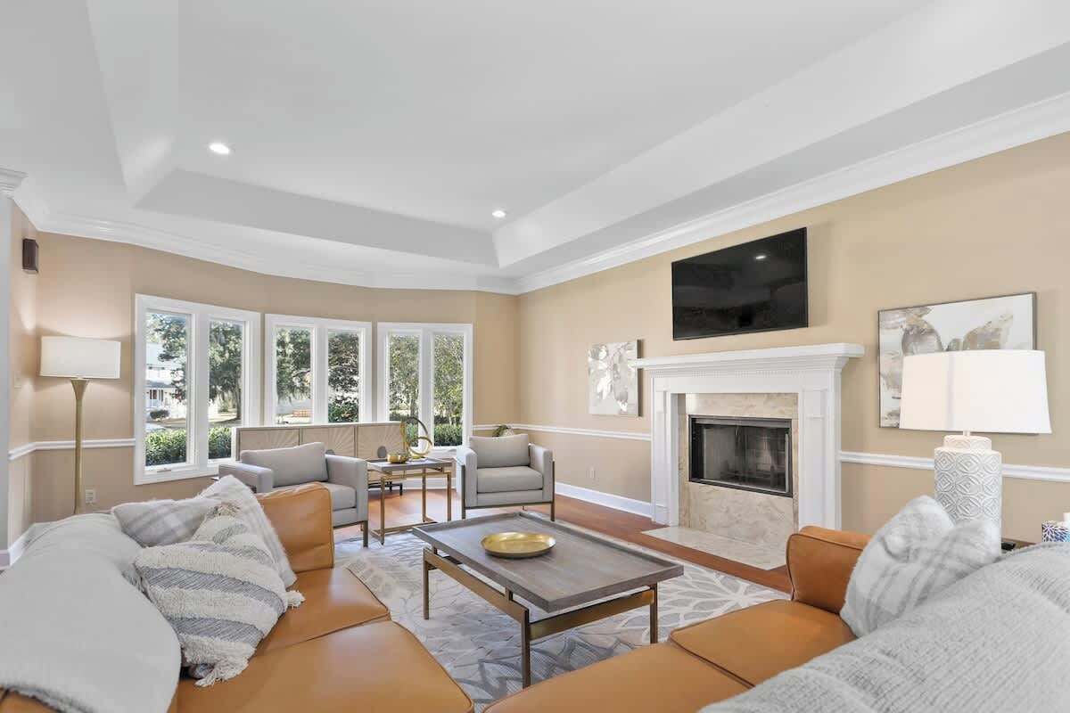 Smart-TV, Tischtennisplatte, Bücher, Arbeitsbereiche