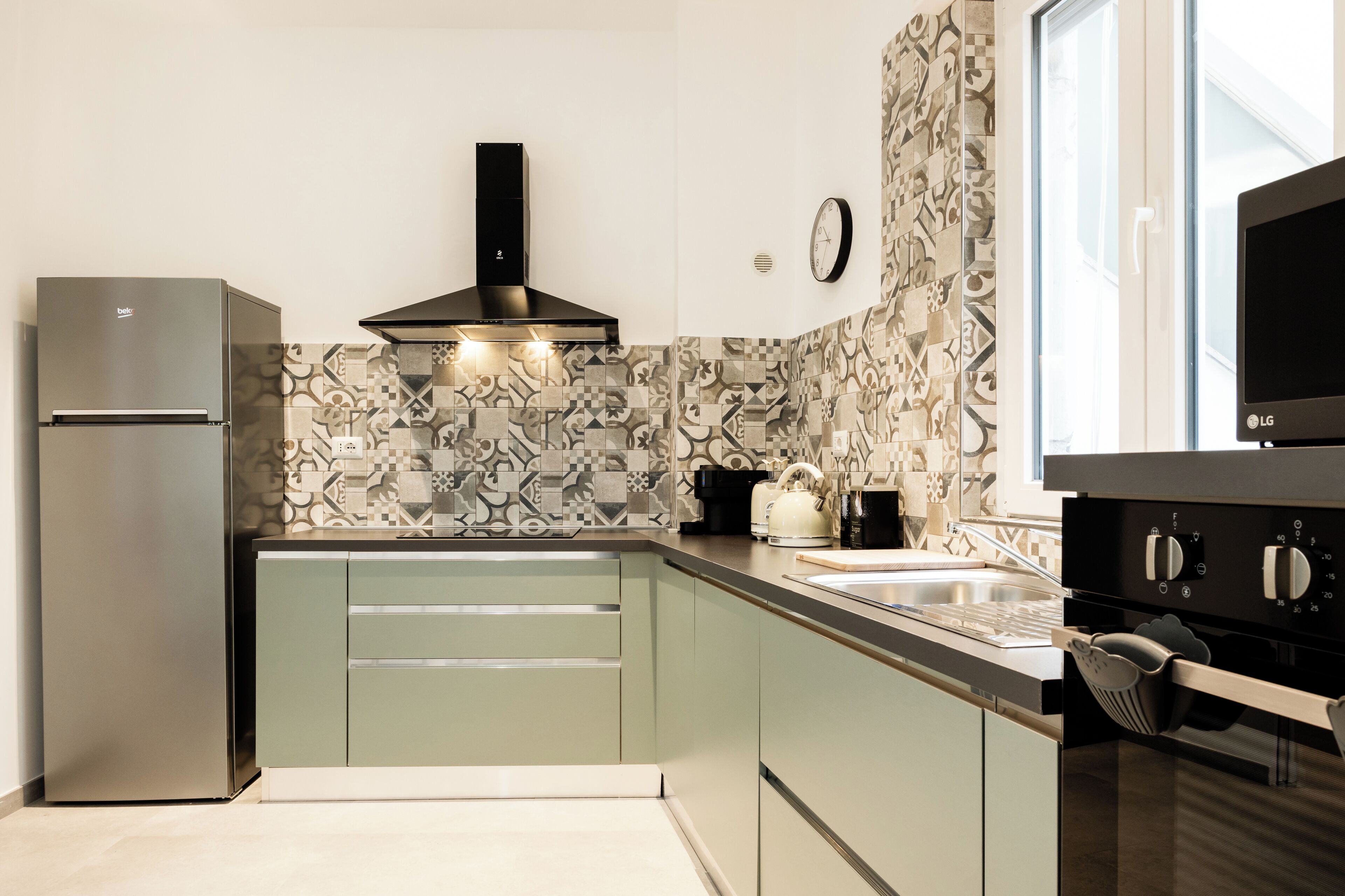 Kühlschrank, Mikrowelle, Ofen, Herdplatte