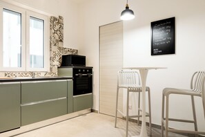 Réfrigérateur, four à micro-ondes, un four, surface de cuisson