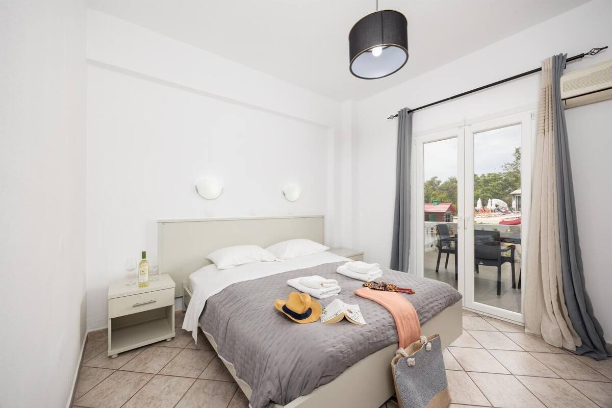 Comfort-huoneisto, 1 makuuhuone, parveke, näköala uima-altaalle | 2 makuuhuonetta, silitysrauta/-lauta