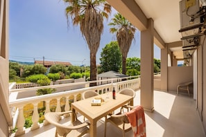 Deluxe appartement, 2 slaapkamers, balkon, uitzicht op tuin | Balkon