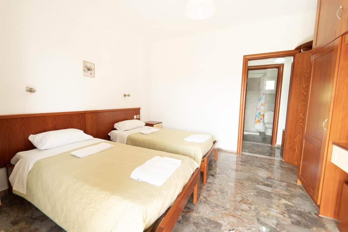 2 bedrooms, iron/ironing board