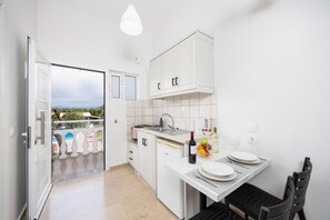 Comfort Studio, Balcony | Private kitchen | Mini-fridge, stovetop, cookware/dishes/utensils