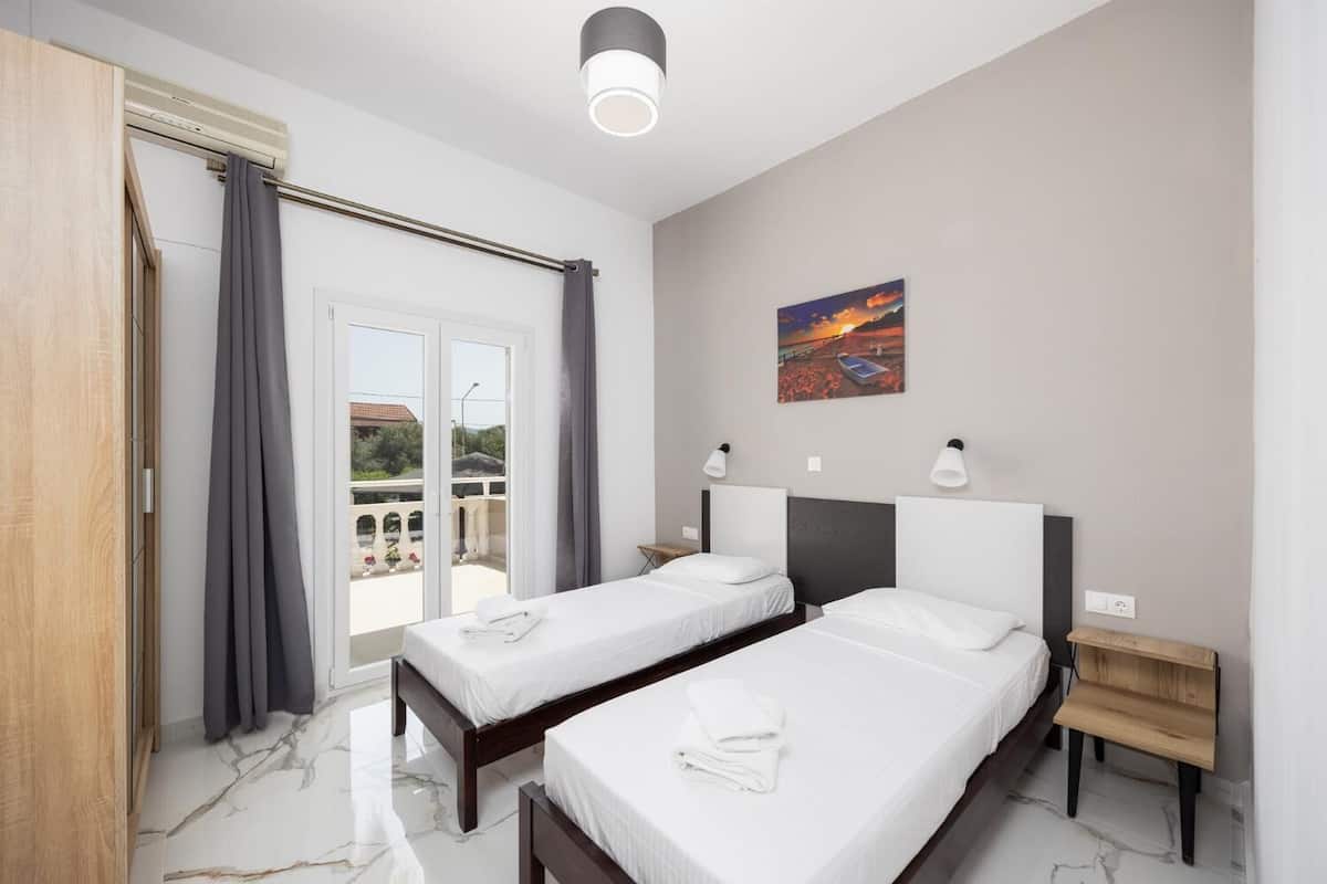 2 bedrooms, iron/ironing board