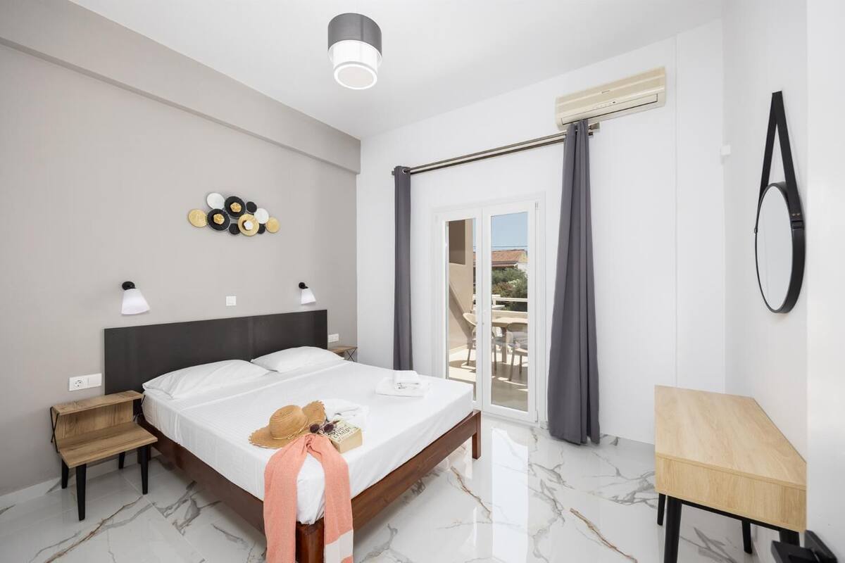 Deluxe-huoneisto, 2 makuuhuonetta, parveke, näköala puutarhaan | 2 makuuhuonetta, silitysrauta/-lauta