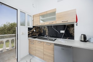 Deluxe Studio, Balcony | Private kitchen