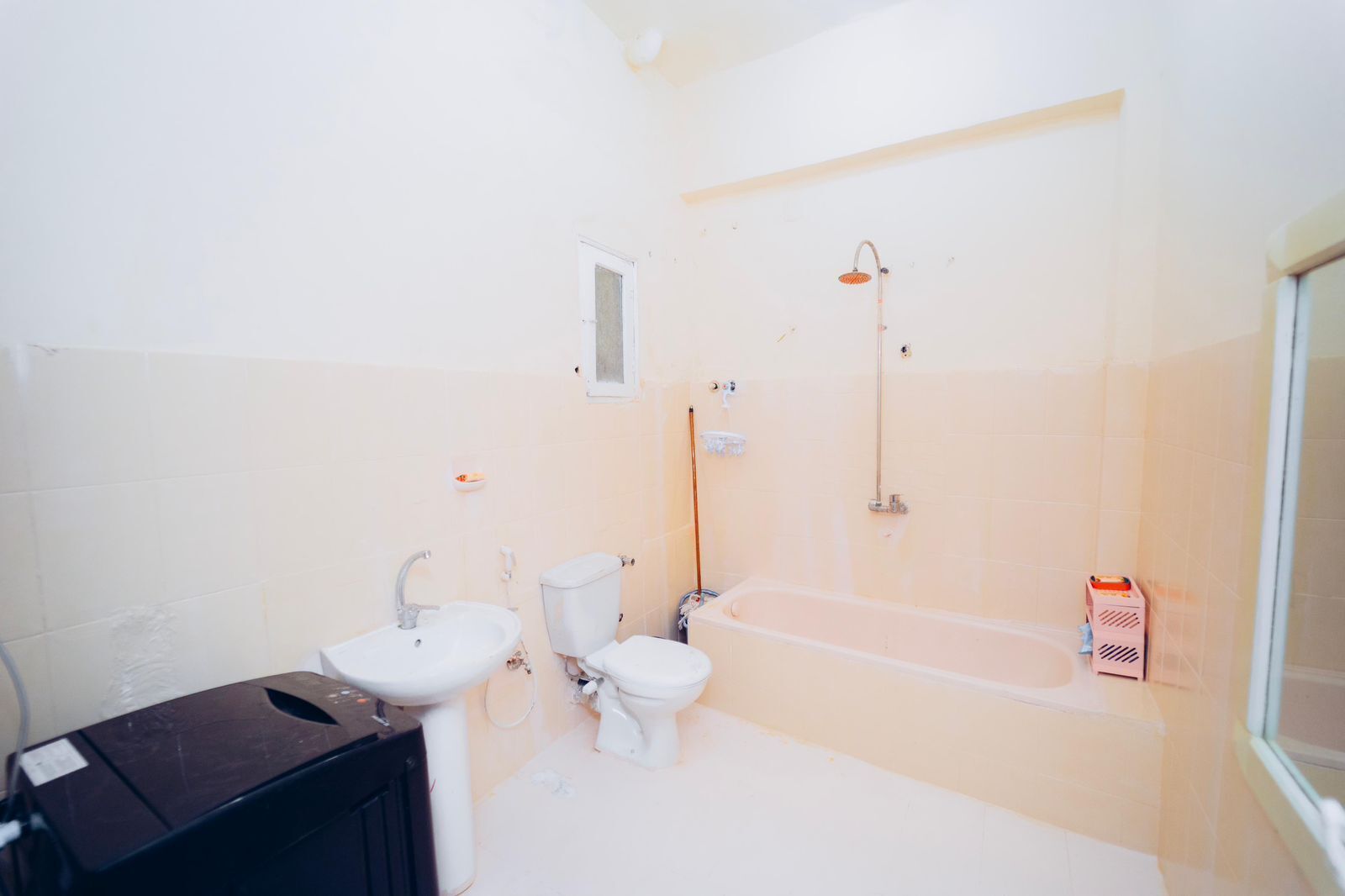 Douche, baignoire à jets, serviettes fournies, savon