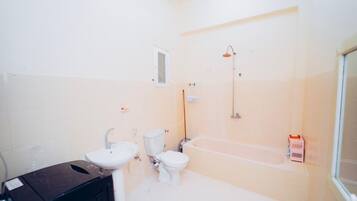 Douche, baignoire Ă jets, serviettes fournies, savon