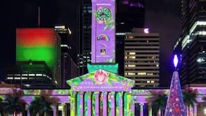 A building with a clock tower and a sign that reads "Christmas in Brisbane." - Lovely 2 Beds Apt with City View at South Brisbane (South Brisbane)
