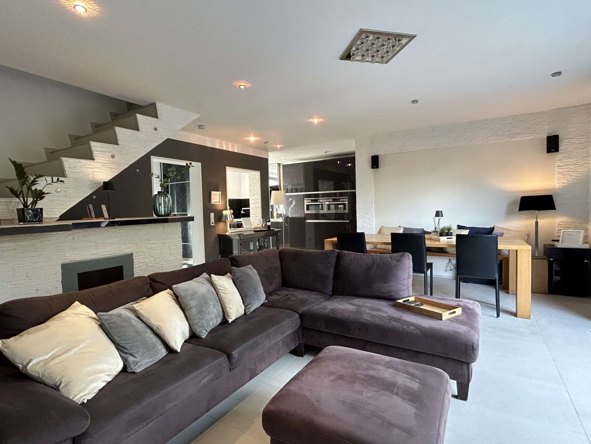 Fernseher, Kamin, Stereoanlage