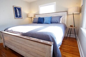 4 slaapkamers, een bureau, een strijkplank/strijkijzer, reisbedje