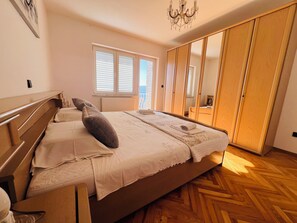 2 slaapkamers, een kluis op de kamer, een strijkplank/strijkijzer