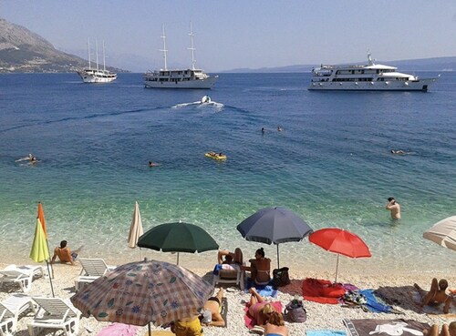 Spacious apartment with pool, 5 balconies and the sea view, 2 min walk to beach