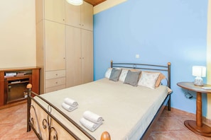 2 bedrooms, iron/ironing board, WiFi, bed sheets