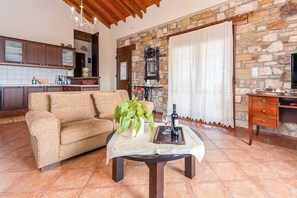 Tv, eldstad och kontor