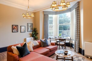 Leilighet – elite | Oppholdsområde | En 50-tommers smart-TV med digitale kanaler