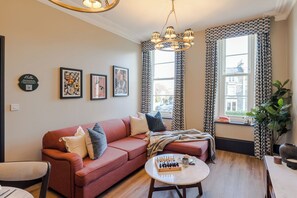 Leilighet – design | Oppholdsområde | En 50-tommers smart-TV med digitale kanaler