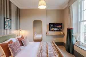 Elite Apartment | In-room safe, individually decorated, individually furnished