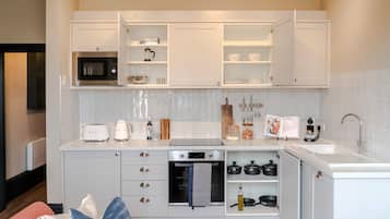 Apartamento superior | Cozinha privada | Geladeira grande, micro-ondas, fogão, cooktop