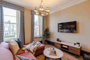 Apartament de disseny | Sala d'estar | Televisor intel·ligent de 50 polzades amb canals digitals 