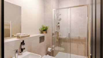 Ducha, secador de pelo, toallas y jabón