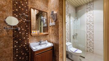 Familie suite | Badkamer | Een douche, een haardroger, pantoffels, handdoeken