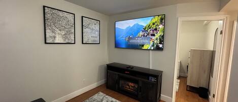 Een smart-tv en een open haard