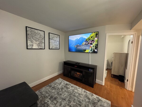 Smart TV, fireplace