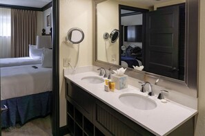 Séchoir à cheveux, serviettes fournies, savon, papier de toilette