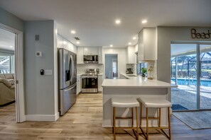 Kühlschrank, Mikrowelle, Ofen, Herdplatte