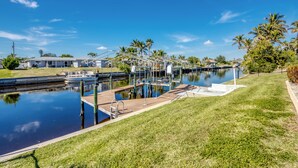 Un puerto deportivo con un muelle, una piscina y una zona ajardinada.