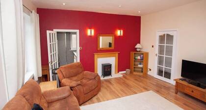 3 Bed Cottage Flat with Parking