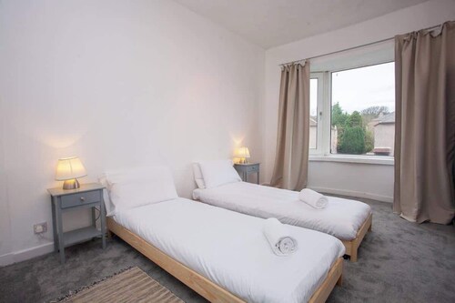 3 Bed Cottage Flat with Parking
