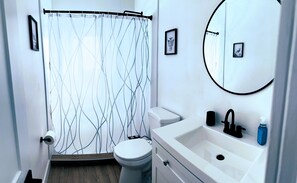 Secadora de cabello, bidet, toallas, jabón 