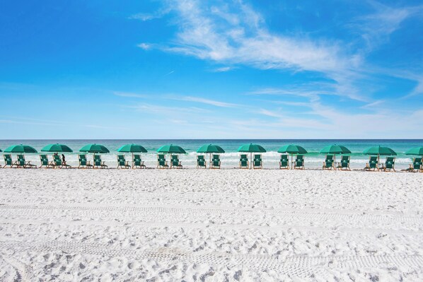 On the beach - Shorter Stays, End Unit. Stunning views, seasonally heated pool, hot tub (Destin)
