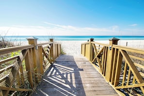 On the beach - ☀️Stunning Gulf Views-Pool+HotTub-Grand Panama 1-608☀️ (Panama City Beach)