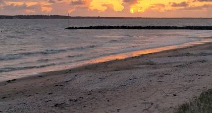 Mobil home 4 places terrasse couverte à 2 pas de la plage. Animaux non acceptés