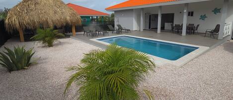 Una piscina al aire libre